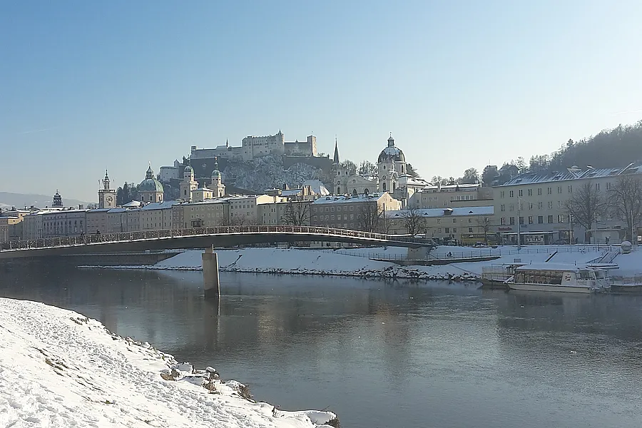 Blick über die Salzach auf die winterliche Salzburger Altstadt